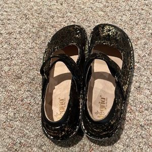 Algeria gold /brown shoes. Great support. Like new.